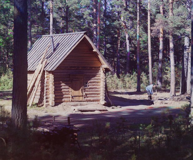 https://www.wdl.org/en/item/5262/#q=Prokudin+Gorskii
Prokudin Gorskii, 1910 Cordon (Guardhouse) in the Forest